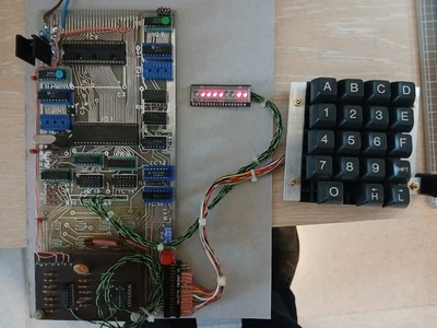 Science of Cambridge (Sinclair) MK14 SC/MP Micro Computer + original manuals - Image 1 of 4