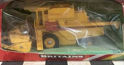 NOS BRITAINS # 9575 Combine Harvester NEW HOLLAND TR85  1:32 England  - Image 1 of 4