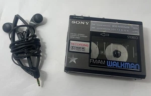 Sony Walkman WM-F65 tragbarer Kassettenspieler FÜR ERSATZTEILE + Ear Hugger Kopfhörer - Bild 1 von 12
