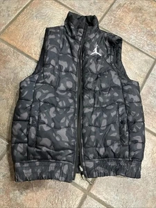 Neu-Nike Jugendliche Jungen wendbare gefütterte Weste mit Reißverschluss Größe M 10-12 Jahre schwarz Camouflage - Bild 1 von 8