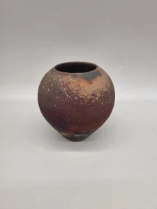 Jarrón globo Raku de cerámica de estudio de Sussex A Judith Fisher. - Imagen 1 de 9