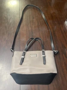 Bolsos Nine West Negros y Gris Nine West Bolso Pequeño Correa para el Hombro y 2 Manijas - Imagen 1 de 16