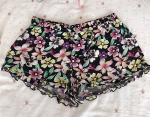 Ladies Floral hot pants Shorts -size 10 Frilly Legs Waist measures 14.5” Across - Picture 1 of 4