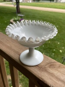 Fenton - Piatto piedistallo in vetro bianco latte - bordo arruffato trasparente - timbrato - piatto caramelle - Foto 1 di 8