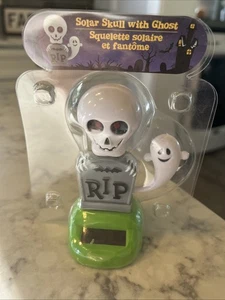 Calavera bailarina solar de Halloween con fantasma - Imagen 1 de 2