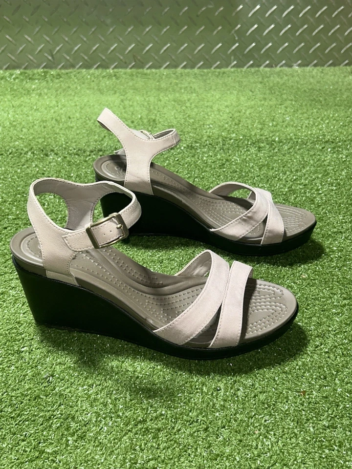 Sandalia Crocs Leigh II para mujer talla 9 beige correa al tobillo tacón de cuña plataforma zapatos Foto 1 de 4