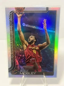 Lámina arco iris insignia Topps 2025-26 Evan Mobley #82 Cleveland Cavaliers - Imagen 1 de 2