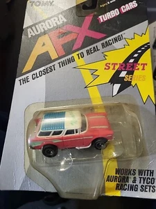 AURORA AFX TOMY TURBO CARS RACING SERIE 57 ROSA CHEVY NOMAD HO SLOT CAR IN BLIS - Foto 1 di 10