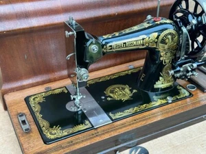 Beautiful Frister Rossmann Model E Hand crank Vibrating shuttle Sewing machine - Picture 1 of 22