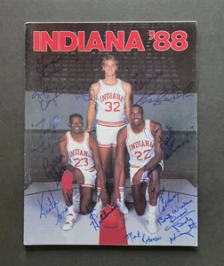 Anuario de baloncesto 1988 de la Universidad de Indiana firmado por 14 con Bobby Knight - Imagen 1 de 8