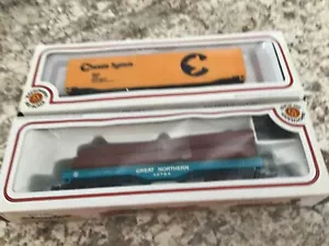 Dos vagones de carga Bachmann Great Northern transportador de troncos y sistema Chessie vagón de caja - Imagen 1 de 1