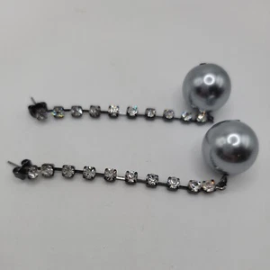NEW IN BOX AVON GLAM STAR EARRINGS WITH SHINY SILVERTONE RHINESTONES GREY - Picture 1 of 4