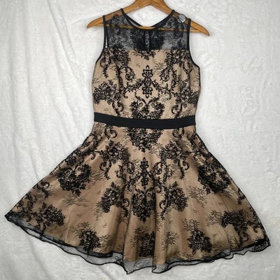 Vestido The Limited Negro Encaje Superpuesto Talla 10 Forrado Ajuste y Acampanado Caprichoso Gótico Foto 1 de 4