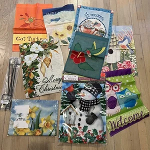 9 kleine Gartenfahnen plus Fahnenständer Halter Blumen Willkommen Schneemann Truthahn Vogel - Bild 1 von 7