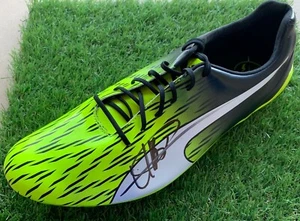 USAIN BOLT HAND SIGNED PUMA GOLD OLYMPIC CHAMPION RUNNING SPIKE SHOE. - Picture 1 of 1