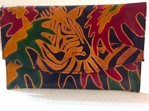 CARTERA / CLUTCH DE CUERO CON DISEÑO JUNGLA MECANIZADO A MANO - Imagen 1 de 7