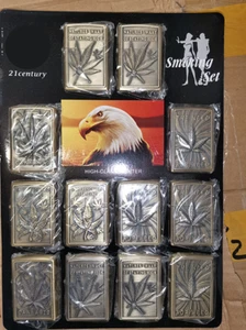 Accendino Zippo Vintage Ottone Benzina Tema Cannabis Marijuana Foglia - Foto 1 di 9