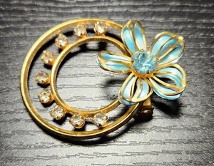 Vintage goldfarbene weiche blaue & klare Strass Blume Brosche Anstecknadel - Bild 1 von 6
