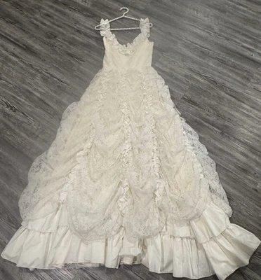 Vestido de novia vintage años 70 ILGWU hecho en unión marfil/blanco floral con cordones con volantes S Foto 1 de 4