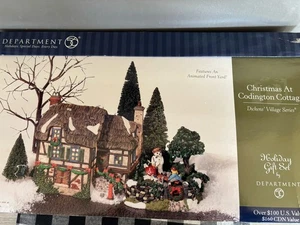 Dept 56 Dickens Village "Christmas Codington Cottage" Holiday Gift Set 56.05925 - Bild 1 von 14