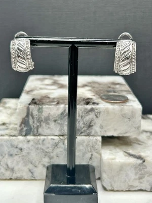 Pendientes Judith Ripka Plata de Ley 925 Medio Aro Diseño Cuerda Cierre Omega Foto 1 de 2