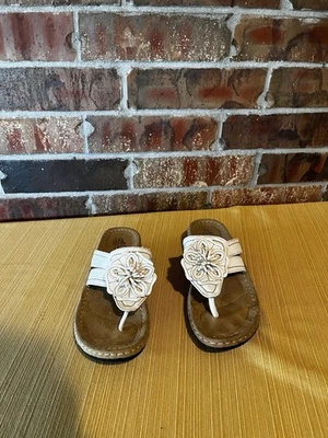 Sandalias sin cordones White Mountain Cliffs para mujer talla:6 blancas florales Foto 1 de 4