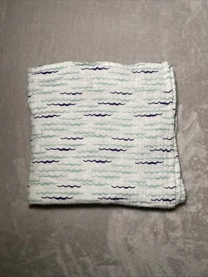 Manta de muselina para bebé Aden + Anais azul ondas de agua vieira blanca envoltura Lovey Foto 1 de 4