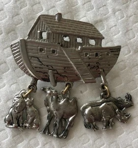 Silberfarbene Arche Noah mit 3 Tier Charms hängend am Sockel Brosche Anstecknadel ca. 2 "x 2" - Bild 1 von 10