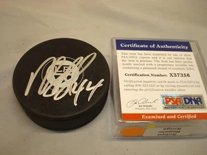 Disco de hockey Robyn Regehr firmado por los Angeles Kings autografiado PSA/ADN certificado de autenticidad 1A - Imagen 1 de 3