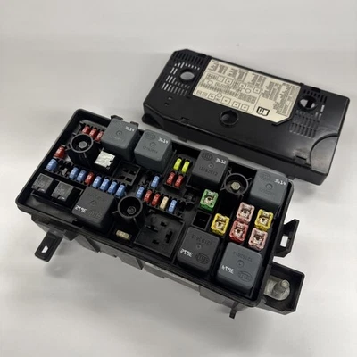 06-07 Buick Lucerne & Cadillac DTS Engine Fuse Box GM 25920479 15947865 - Image 1 of 4