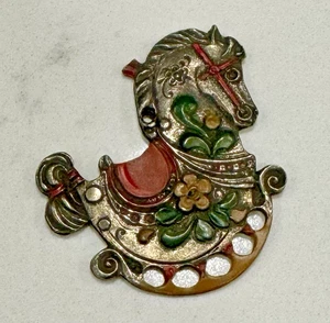 Vintage Metall Schaukelpferd Anhänger 2" x 1,5" Weihnachten - Bild 1 von 3