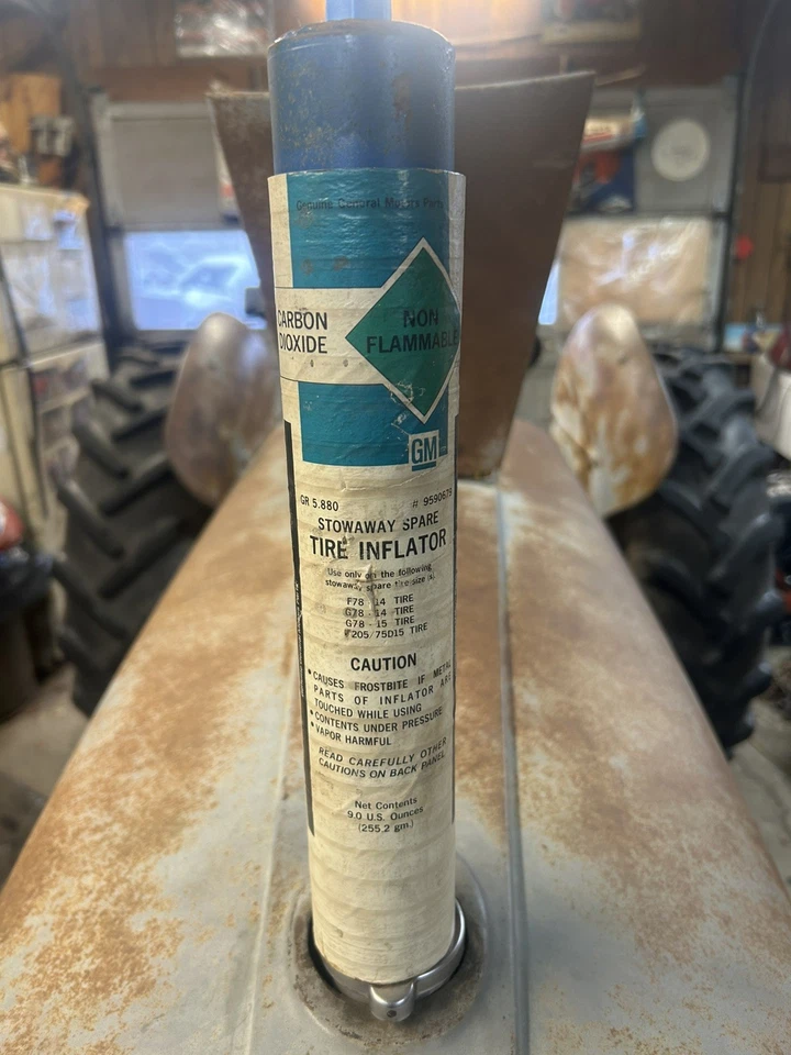 Inflador de neumáticos vintage GM Cadillac 9590212 p205/75d15 polizón repuesto k16 Foto 1 de 2