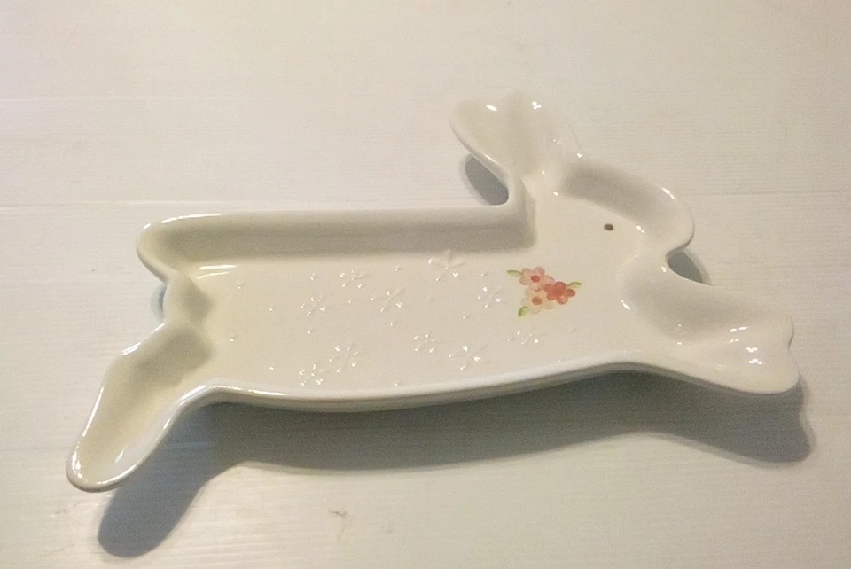 复活节兔子饰品盘珠宝盘白色粉红色花卉草原路 — 第 1/4 张图片