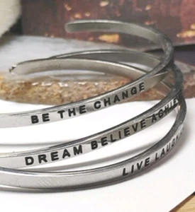 MANTRABANDE Set di tre (3) bracciali frasi motivazionali tono argento, firmati! - Foto 1 di 8