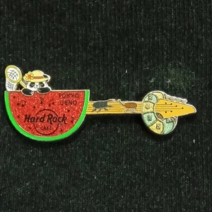 〈Auktion〉Hard Rock Cafe TOKYO UENO PANDA WATERMELON GUITAR PIN (Limitiert 400) - Bild 1 von 1