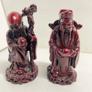 2x - Resina Rossa Fusa Effetto Legno Intagliato - Cinese - Saggi Statuine Ornamenti - Foto 1 di 22