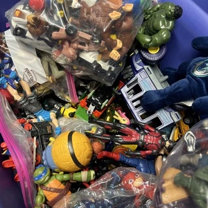 Gemischtes Spielzeug Lot 10 Bulk Konvolut zufällige Spielzeug Figuren Autos Puppen Kinder Jungen Mädchen - Bild 1 von 1