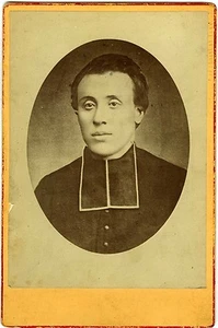 PHOTO CABINET carte album, un abbé pose religieux prêtre vers 1880 - Imagen 1 de 1
