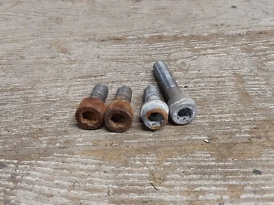 2003 03 03-04 Suzuki GSXR1000 GSXR 1000 subchasis trasero pernos de montaje Foto 1 de 4