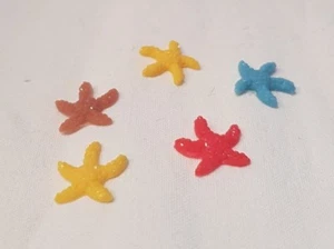 5x Plastik Seestern Deko 1,5cm bunt Stern Meerwasser Aquarium Nano Cube - Bild 1 von 1