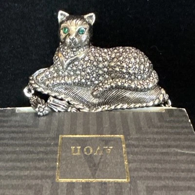 Broche de gatito Avon Regal Cat 1992 tono plateado ojos de estrás verde en caja Foto 1 de 4