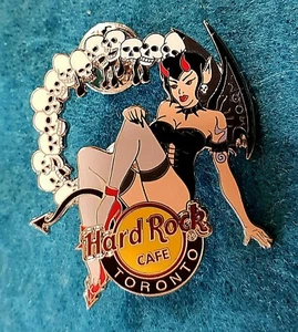 TORONTO SEXY HALLOWEEN ELLA DIABLO VAMPIRO ALADO CHICA CALAVERAS 2005 Hard Rock Café PIN - Imagen 1 de 1