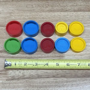 Pacchetto 10 gettoni monete vintage per registratore di cassa Fisher-Price rosso blu giallo - Foto 1 di 7