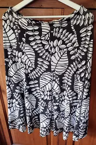Womens SKIRT Size 12 UK LEAFY Pattern Stylish Black & White UK seller - Picture 1 of 10