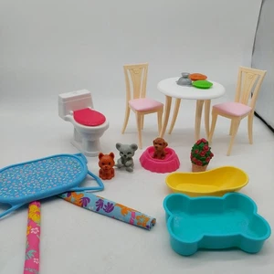 Barbie Haustiere und Möbel Konvolut Trampolin Hunde Tisch Toilette LESEN - Bild 1 von 9