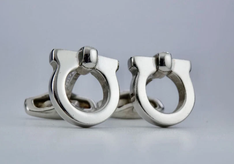 Gemelos Salvatore Ferragamo Gancini Motivo Tono Plateado Herrajes Hombres Accesorios Foto 1 de 4