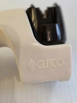 AFILADOR DE CUCHILLOS CUTCO: de mano, tira a través, mango blanco - EE. UU.---GUC Foto 1 de 4