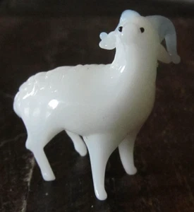 Vintage Hand Made Blown Miniature White Big Horn Ram Mountain Goat Glass - Picture 1 of 2