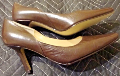 Zapatos de salón Karen Scott clásicos de tacón de cuero marrón talla 7,5 M elegantes 220 para mujer  Foto 1 de 4