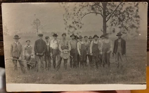 FOTO RPPC cazadores o fiesta de búsqueda? Pinzas para bañera riffles para hombre herradura c1910 ODD - Imagen 1 de 10